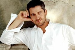 Мужчина в дресс-сорте позирует для фотографии, лицо в крупном плане.